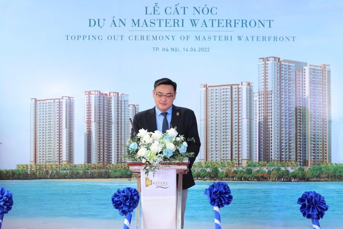 Ông Adrian Chen, Giám đốc phát triển kinh doanh Masterise Homes, phát biểu tại buổi Lễ cất nóc dự án Masteri Waterfront (Ảnh: Masterise Homes).